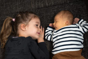 kopf an Kopf Baby und Schwester
