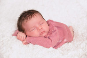Foto von neugeborenen Baby kurz nach der Geburt, Homestory, Fotoshooting mit Baby und Familie zu Hause mit Babyfotografin Helga Helleberg in Harlaching für München und Grünwald, Unterhaching