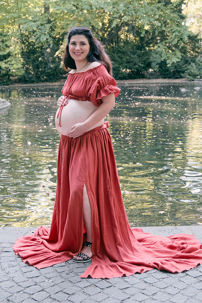 Romantisches Maternity Shooting bei Goldener Stunde im Hirschgarten München. Gegenlicht-Aufnahme der werdenden Mutter.