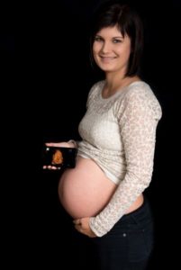 Schwangerschaftsbauch und Ultraschall-Foto